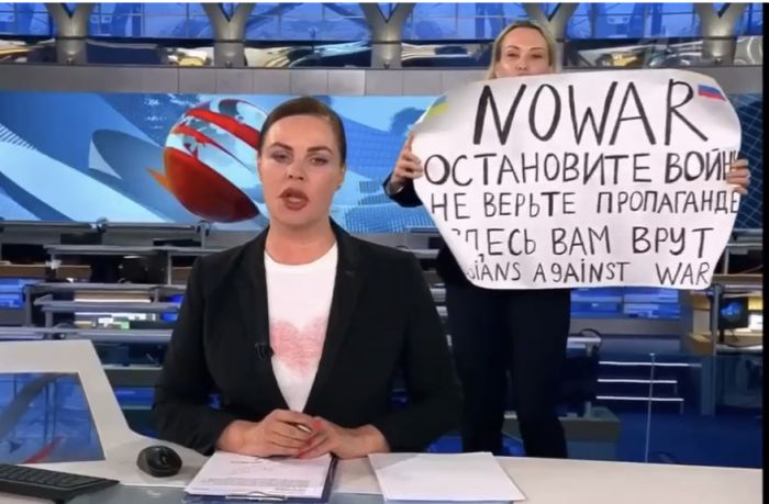 Rusiyanın “Birinci” kanalına canlı yayıma  daxil oçan qadın görün nə etdi - VİDEO