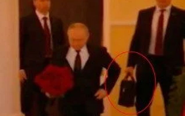 Putinin “nüvə çamadanı”nı daşıyan mühafizəçi başından güllələndi
