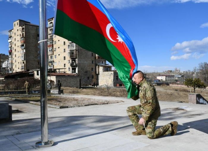 İlham Əliyev Şuşada Azərbaycan bayrağını yüksəltdi FOTOLAR