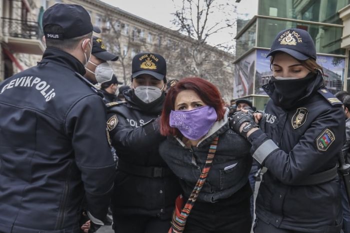 Bakıda feministlər aksiya keçirdib - Onlar nə istəyir?