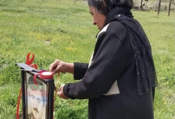 28 ildən sonra şəhid oğlunun məzarını ziyarət etdi