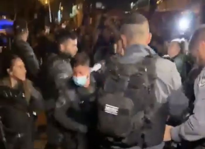 İsrail polisi Məscidül-Əqsaya girərək fələstinlilərə hücum etdi