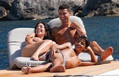 Ronaldo ailəsi ilə lüks yaxtasında tətil edir