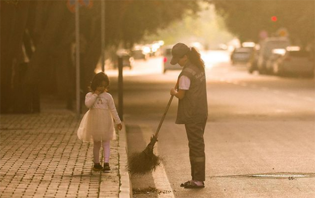 Bu foto ilə məşhurlaşan süpürgəçi niyə işdən çıxarılıb?