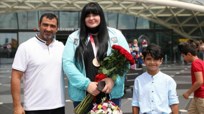 Olimpiyadada medal qazanan İrina Bakıya döndü