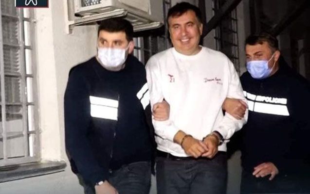 Həbs olunan Saakaşvili kameralara gülərək poz verdi