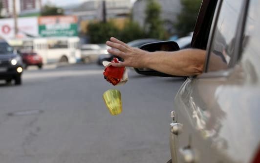 Polisdən küçələrə zibil atan sürücü və sərnişinlərə XƏBƏRDARLIQ