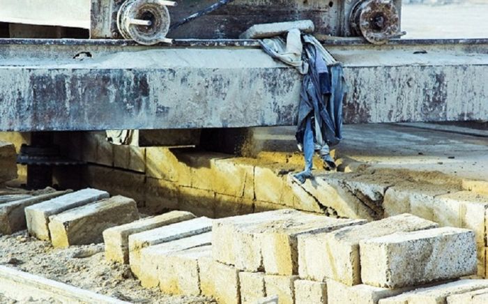 Maşinist daş kəsən mişarın arasında qalaraq öldü - Bakıda karxanada faciə