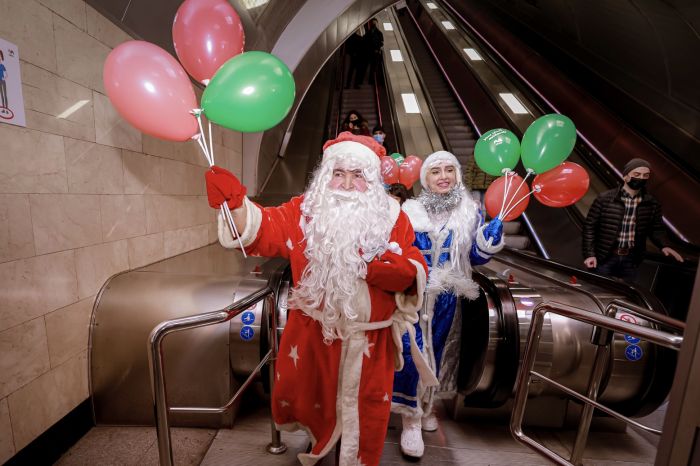 Bakı metrosunda Yeni il abu-havası yaşanır