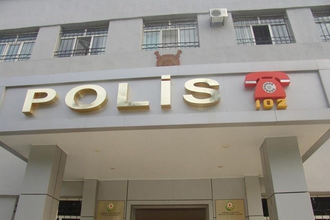 Qadın polis bölməsinin önündə ərini bıçaqladı - BAKIDA