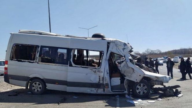 Azərbaycanda mikroavtobusla yük maşını toqquşdu - ölən və yaralananlar var