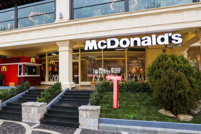“McDonalds”ın əməkdaşı ilə müştəri dava etdi - MONİTORU SINDIRDI
