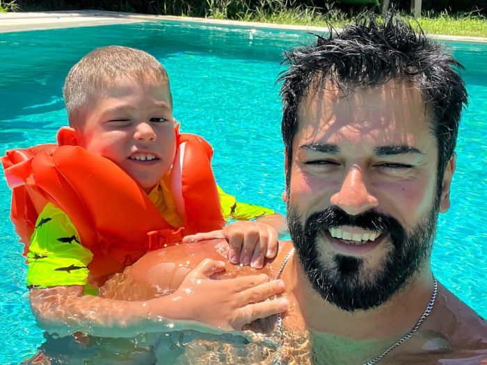Burak Özçivit oğlu ilə hovuz keyfi FOTOLAR