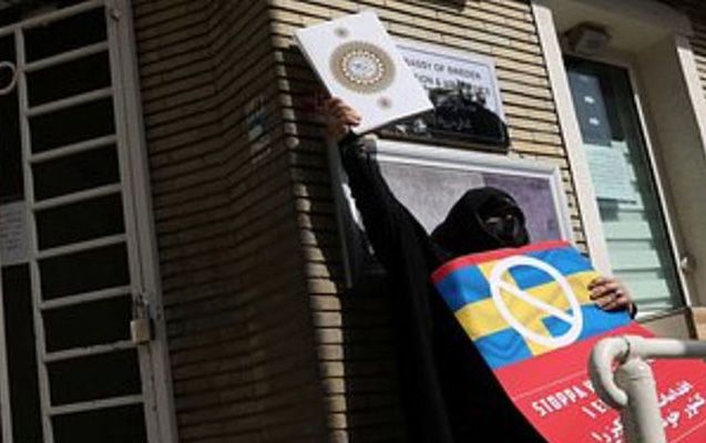 Stokholmda yandırılan Quranı söndürməyə cəhd edən qadın saxlanıldı