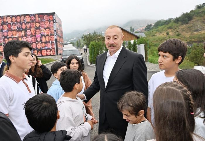 Prezident və xanımı Laçında uşaqlarla - FOTOLAR