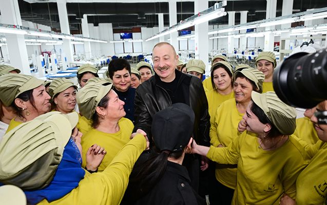 İlham Əliyev Xankəndi tikiş fabrikində - FOTOLAR