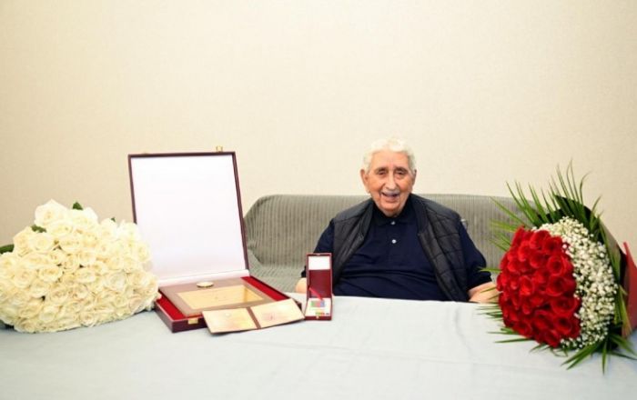 Arif Babayevə Prezident mükafatı təqdim edildi - FOTOLAR