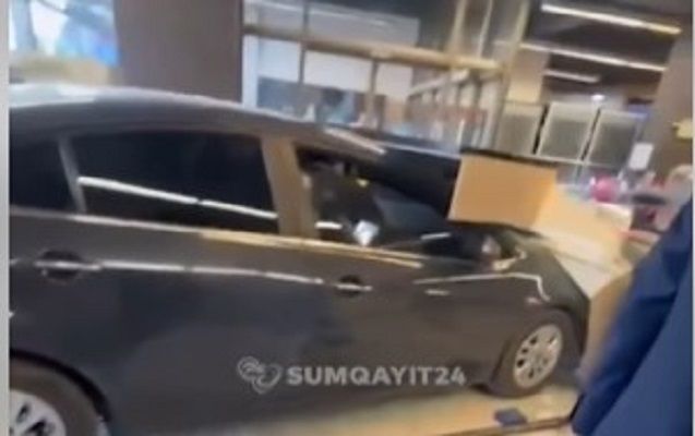 Qaz pedalı ilə əyləci səhv saldı - Maşını “Araz”a girdi Qaz pedalı ilə əyləci səhv saldı - Maşını “Araz”a girdi