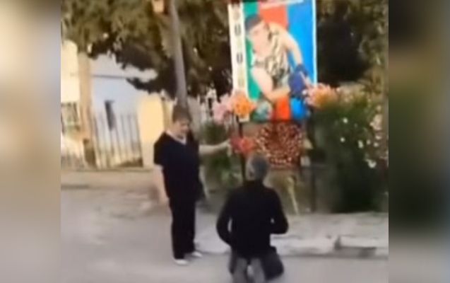 Kişini diz çökdürən şəhid anası ilə bağlı araşdırma aparılır Kişini diz çökdürən şəhid anası ilə bağlı araşdırma aparılır