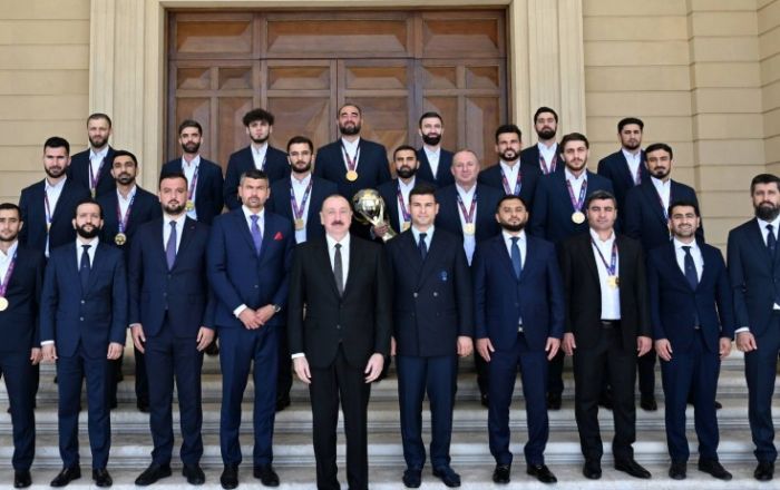 Prezident qalib futbolçularla görüşdü - FOTOLAR