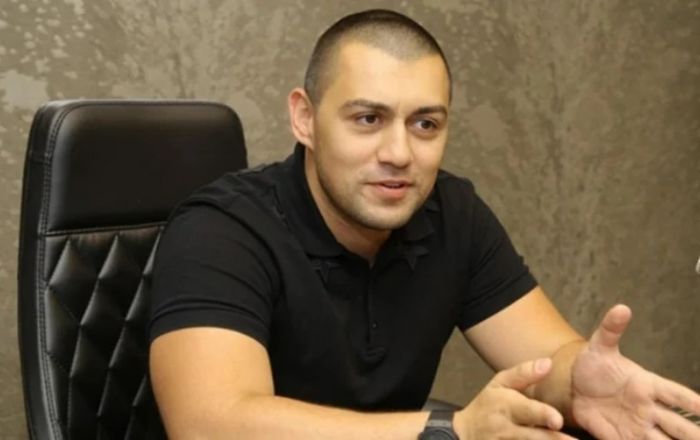 “Face studio”nun sahibi azyaşlı uşağını anasından alır “Face studio”nun sahibi azyaşlı uşağını anasından alır