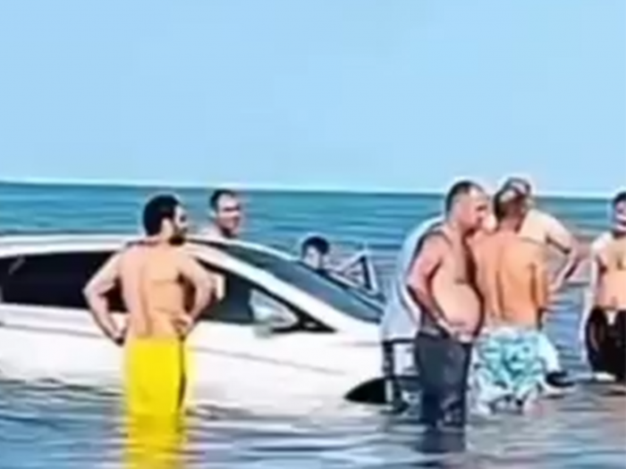 Qadına maşın sürməyi öyrədərkən maşın suya düşübmüş… - TƏFƏRRÜAT