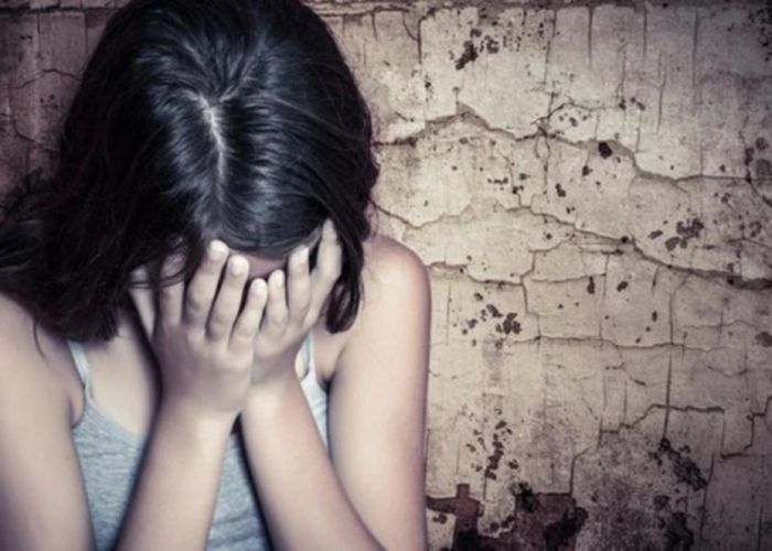 Bakıda azyaşlı qızının çılpaq videosunu yayan psixoloq qadına hökm oxundu Bakıda azyaşlı qızının çılpaq videosunu yayan psixoloq qadına hökm oxundu