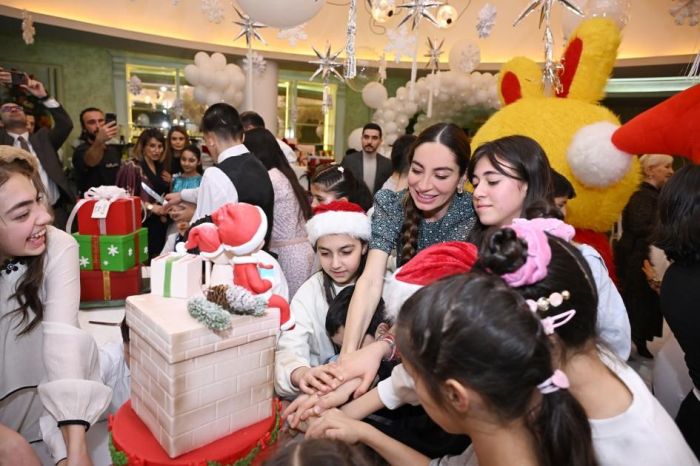 Prezidentin qızları və gəlini uşaqlarla bayram şənliyində - FOTOLAR