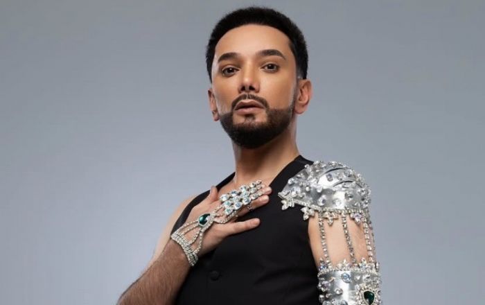 "Ay qız, abrın olsun, küçə adamı kimi danışma"