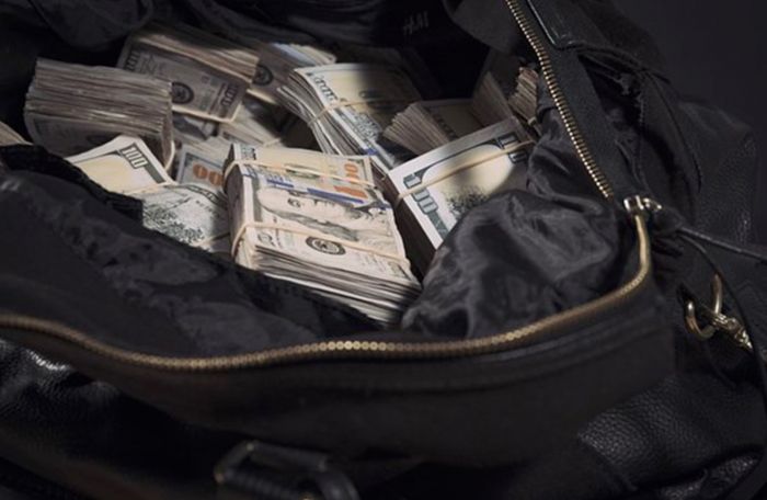 7 yaşlı qız anasına əsəbiləşib 88 min dolları pəncərədən atdı