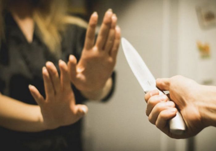 19 yaşlı qız üzündən bıçaqlandı