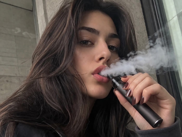 Bu gündən Azərbaycanda küçədə elektron siqaret çəkənlər cərimələnəcək FOTOLAR