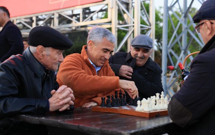 Prezidentin köməkçisi təqaüdçülərlə şahmat oynadı - FOTOLAR
