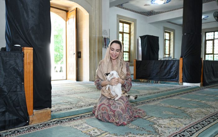 Leyla Əliyeva Yevlaxda Cümə məscidində - FOTOLAR