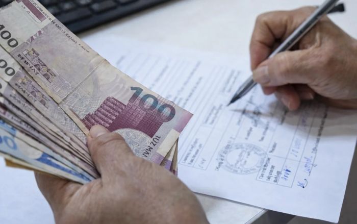 Bu gündən ölkəyə gətirilən mallar manatla bəyan ediləcək