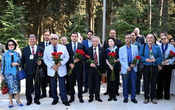 Milli Musiqi Günü Üzeyir Hacıbəylinin məzarı ziyarət olunub